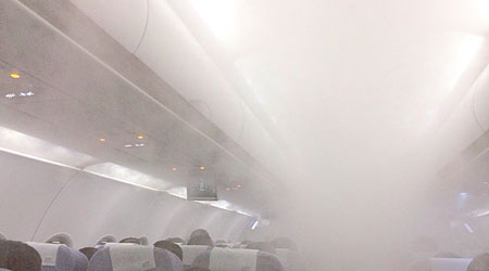 深圳<br>網傳圖片顯示，機艙因天雨關係變成「桑拿房」。（互聯網圖片）