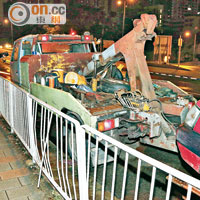 拖車肇事現場可見路邊鐵欄遭壓毀。