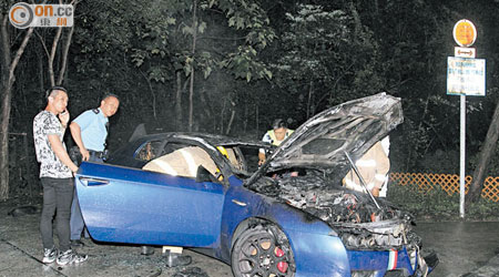 房車車頭焚毀，警員及消防員在場調查，圖左為男司機。