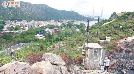 受地形影響，龍鼓灘村居民須自費興建發射站。