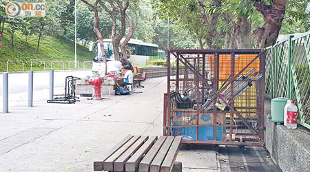 有大埔居民促食環署盡快改善頌雅路回收籠阻街及衞生問題。