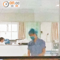 新沙士疑似患者在惠州一間醫院的深切治療部接受治療。（兩岸組惠州傳真）