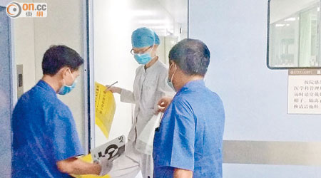 惠州的醫院深切治療部人員正進行檢驗工作。（兩岸組惠州傳真）