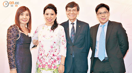 彭芷君（左二）接棒任金紫荊女企業家協會主席，父彭沖（右二）、香港青聯主席霍啟剛（右一）到賀。左一為馬天惠。（徐家浩攝）