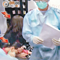 曾與韓男患者同一航班的三名韓國女子（箭嘴示），在機場被截並送往瑪嘉烈醫院。（林兆崙攝）