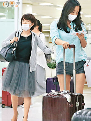 南韓金浦機場有不少遊客都戴上口罩。
