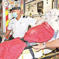 石油氣爆炸受傷的母女送院救治。（林振華攝）