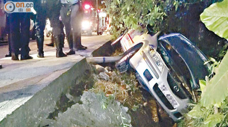 肇事七人車傾側橫擱在山坡水管。（林振華攝）