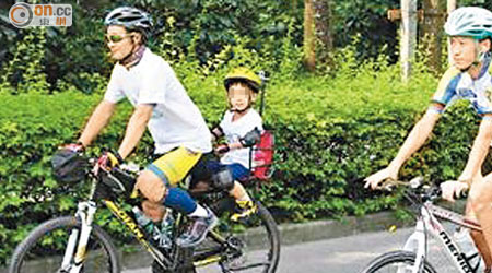 兒童腳部細小，搭單車時可能捲入輪軸內。