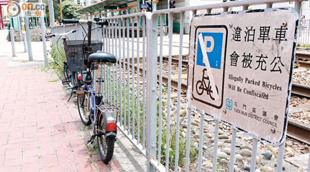 有市民指輕鐵建生站外近良運街交界處欄杆有單車違泊，不滿地政署輕視問題。