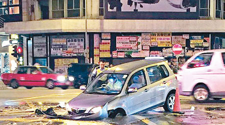 私家車車頭陷落地窿，警員協助司機離開車廂。（fb小心駕駛群組圖片）