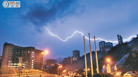 天文台昨日傍晚發出雷暴警告，一道閃電更劃破夜空。（高嘉業攝）