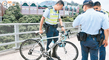 警員檢查死者的公路單車。（馬竟峰攝）