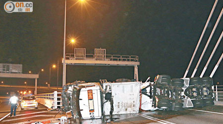 運水車翻側橫亘路中。（麥少峰攝）