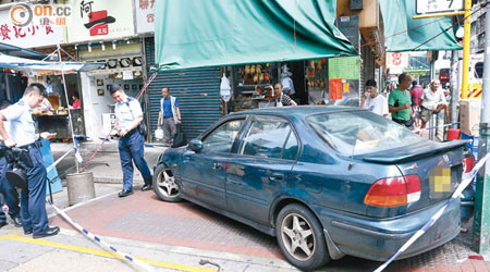 肇事私家車剷上行人路。（左錦鴻攝）