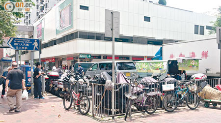 沙田正街一帶常有單車違泊，被指影響行人安全及道路暢通。