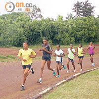 積極練跑的肯尼亞人希望藉參加比賽獲得獎金，改善生活。