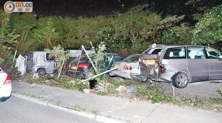 赤柱 <br>停泊於車場內六輛私家車車尾遭撞毀。