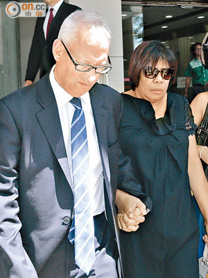 女被告Garcia（右）與丈夫Nick手拖手離庭。