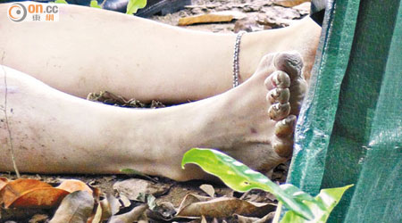 女浮屍左腳戴有腳鏈。
