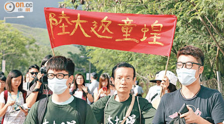 本土派人士昨晨到正慧小學門外抗議。