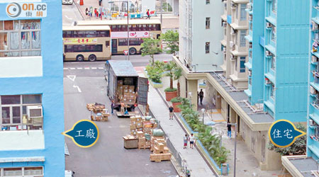 元州邨五期與工廠區只有一街之隔，貨車過貨噪音令居民作息和生活大受影響。