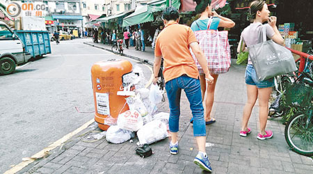上水巡撫街垃圾桶爆滿，有人在垃圾桶邊棄置垃圾。