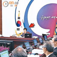 南韓總統朴槿惠（箭嘴示）聲言不能讓新沙士打擊經濟。（電視畫面）