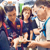 九展<br>不少幸運兒接觸在九龍灣展貿的收鈔人問價。 （蕭毅攝）