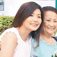 鄭玉文（左）不時陪同母親Tanide（右）回泰國探親。（互聯網圖片）