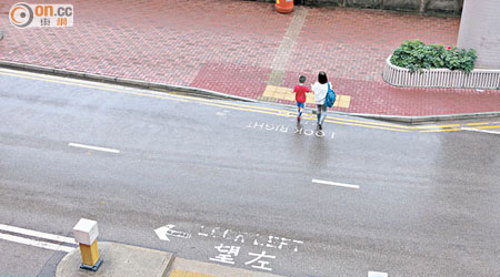 行人過路處道路標記日久失修並有褪色情況，無法辨認。