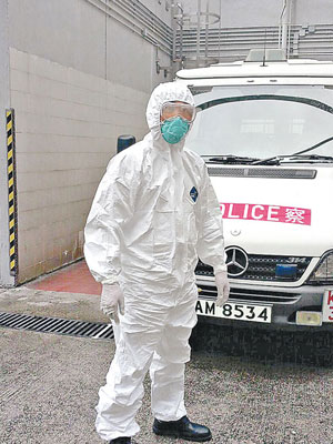 香港<br>青衣警署昨日有警員穿上保護衣。（互聯網圖片）
