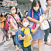 路經青衣站的家長與學童紛紛戴上口罩防疫。（袁志豪攝）