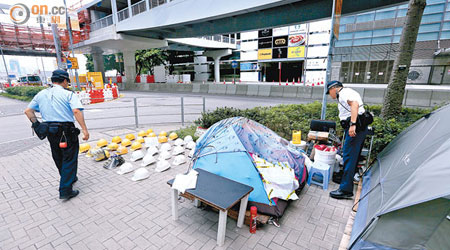 立法會大樓外行人路，有人擺放頭盔陣。（陳章存攝）