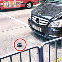 七人車遭墮下鋁窗擊中，車頭裝置脫落（圓圈示）。（網民提供）