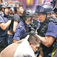 警方在佔中期間因場面混亂，搜證不易。