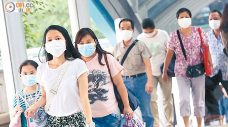 本港市民紛紛戴上口罩避免感染新沙士。（黃仲民攝）