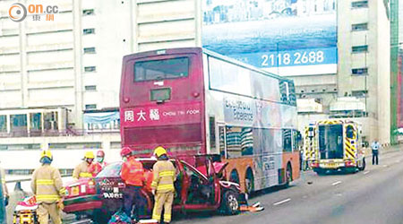 的士狂撞巴士車尾，消防員拯救傷者。