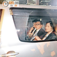 林健鋒、葉劉淑儀一同乘坐私家車離開立法會。（梁鵬威攝）