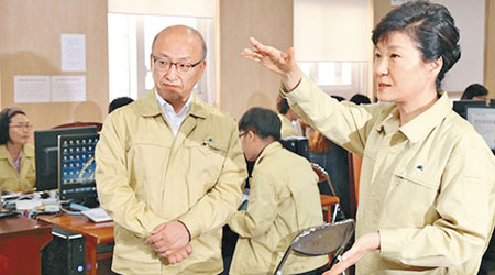朴槿惠（右）在官員陪同下，視察新沙士中央對策本部。（互聯網圖片）