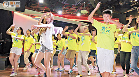 同學們於去年遊南韓首次跟知名K-pop導師學舞。（資料圖片）