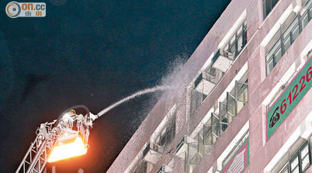 消防員向工廈起火單位射水。（麥少峰攝）