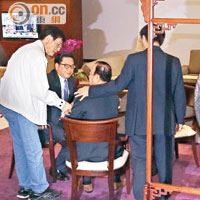 林健鋒、劉皇發等建制派議員，在鑄成大錯後於會議廳前廳互相安慰。