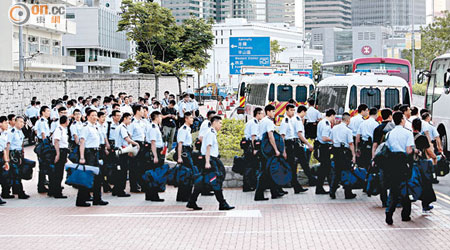 撐反陣營散去，大批候勤警員亦陸續離開。