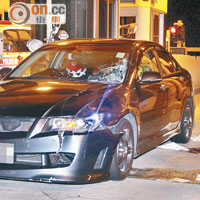 涉意外私家車擋風玻璃爆裂，車旁遺下血漬。