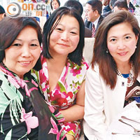 東區區議會前主席丁毓珠（左）喺女兒孔美蘭（中）及孔美琪（右）陪伴下出席盃賽活動，開心晒。