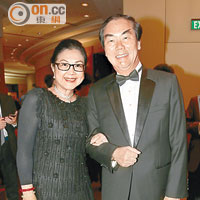 國際婦女會主席彭徐美雲同丈夫彭曉明喺舞池大顯身手。