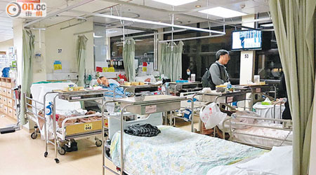 公院病房擠迫，布簾隨時把病毒傳播。
