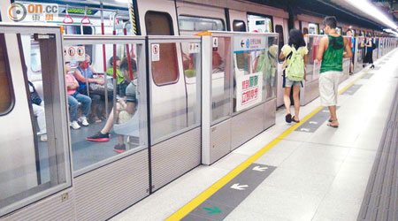 港鐵一度將杏花邨站月台部分閘門關上維修。（林珮淇攝）