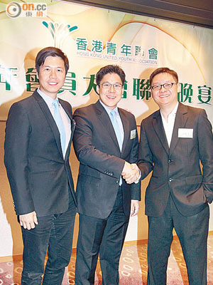 范駿華（右）將於七月接替霍啟剛（中）成為青聯新主席，吳傑莊（左）則升呢做常務副主席。（葉華英攝）
